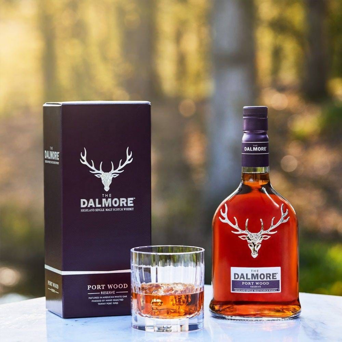 Garrafa e caixa do The Dalmore Port Wood Reserve ao lado de um copo de whisky
